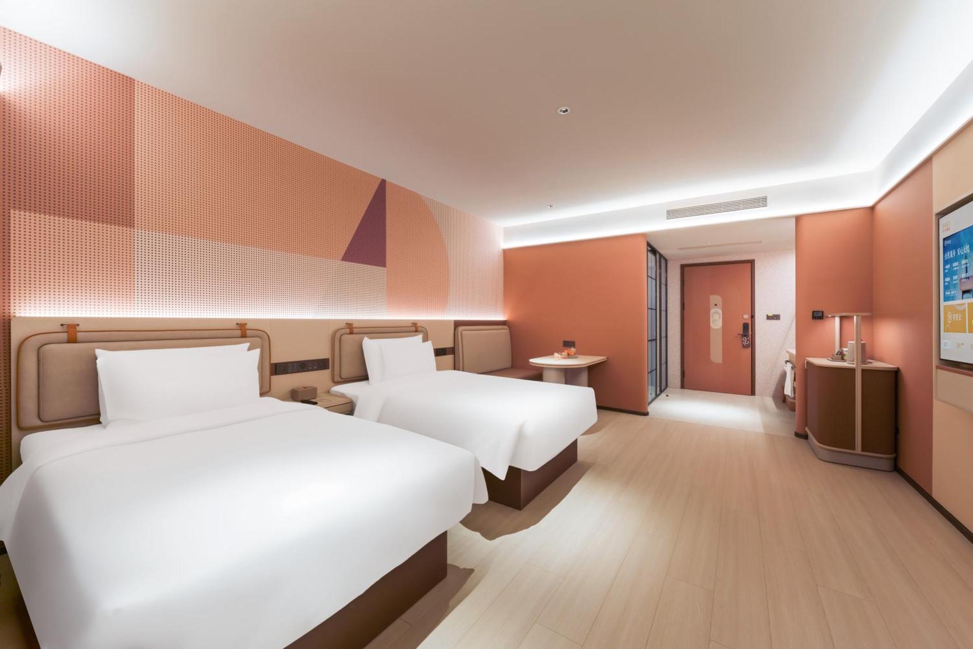 Hotel Orange Lingang New Wanda Plaza 3*