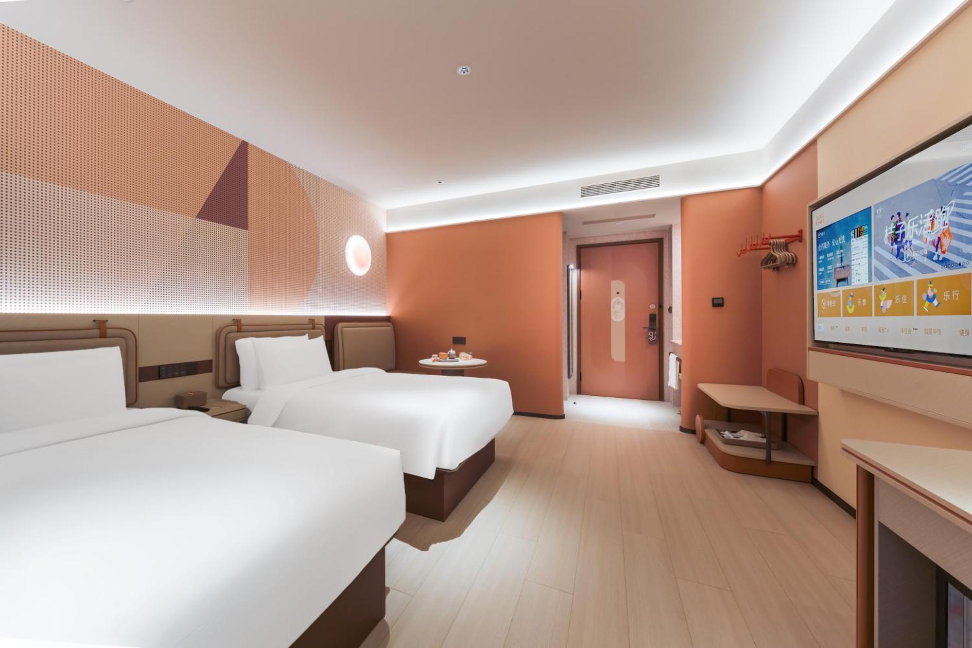 Orange Lingang New Wanda Plaza Hotel 3*