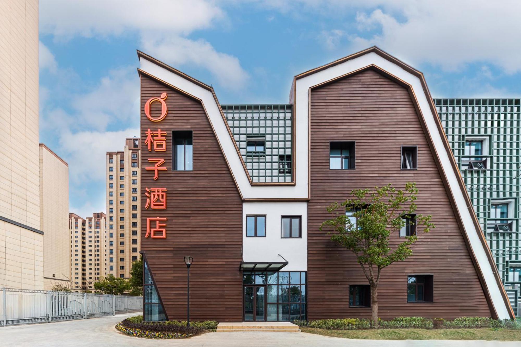 Orange Lingang New Wanda Plaza Hotel 3*